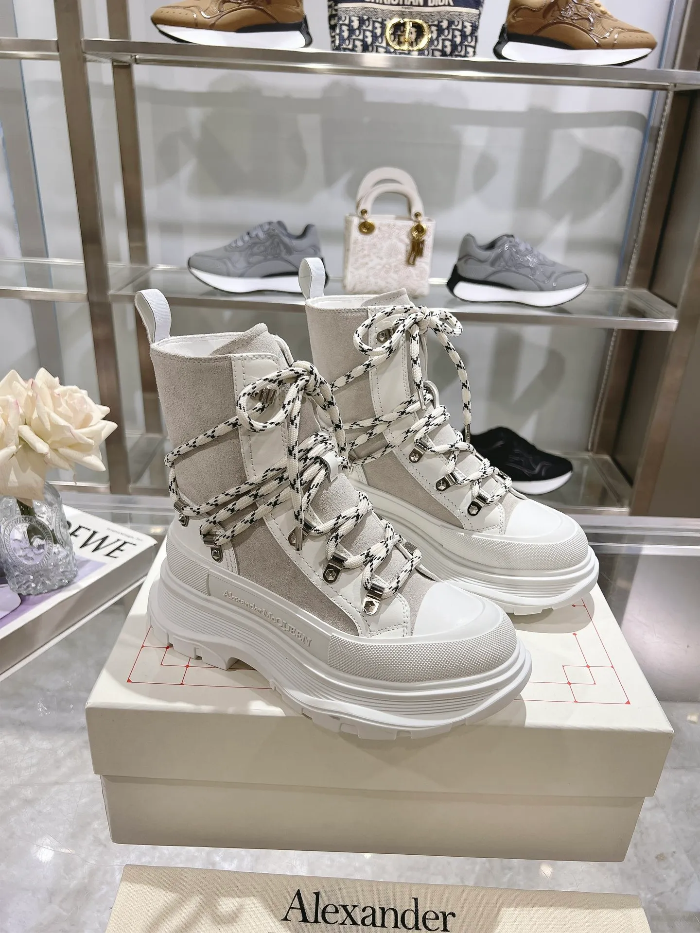 👟👟Ex-factory price 720👟👟 A lexander McQueen McQueen's latest thick-soled Martin boots, original 1:1 development, outsole original open-film TPU sole, fabric full-grain cowhide + high mercerized cowhide, lining sheepskin original hardware carabiner bottom height 5cm Size: #35-40 39-45